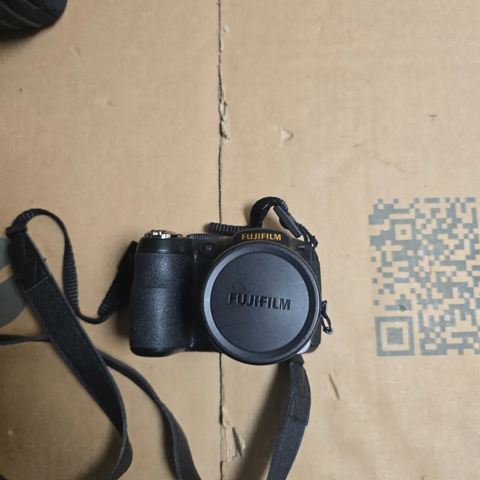 FUJIFILM FINEPIX S-SERIES DIGITAL CAMERA (14MP) WITH STRAP AND CAMERA BAG 