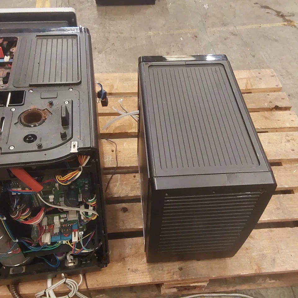 FRANKE A600 COMMERCIAL COFFEE MACHINE WITH MILK CHILLER (2 ITEMS)