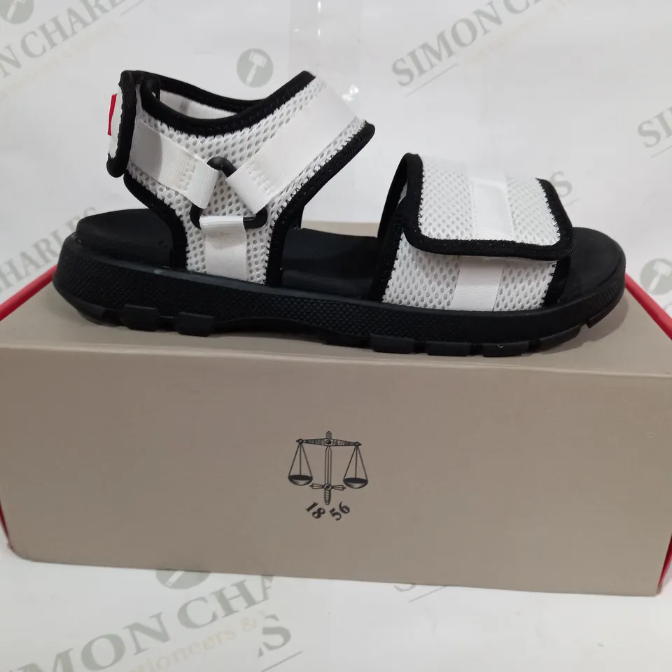 BOXED PAIR OF HUNTER WOMENS MESH OUTDOOR SANDALS IN WHITE/BLACK UK SIZE 4