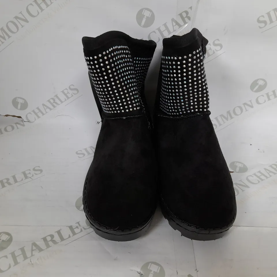 24 PAIRS OF LAMBADA 323 BOOTS IN BLACK IN ASSORTED SIZES