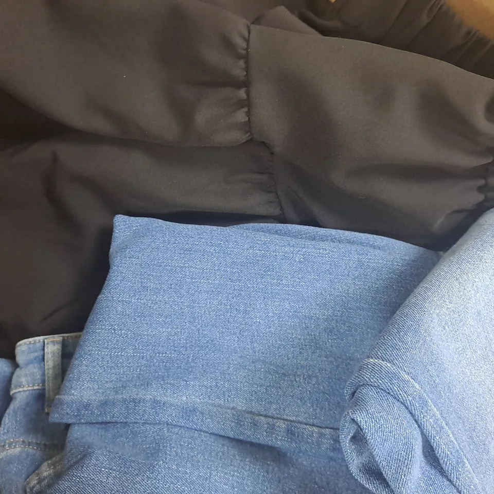 BOX OF APPROXIMATELY 18 ASSORTED CLOTHING AND FASHION ITEMS IN VARIOUS STYLES, SIZES, AND COLOURS