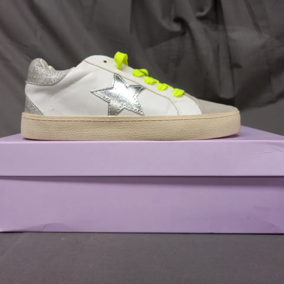BOXED PAIR OF MADDEN GIRL LINLEE SNEAKERS IN WHITE/METALLIC SILVER UK SIZE 3