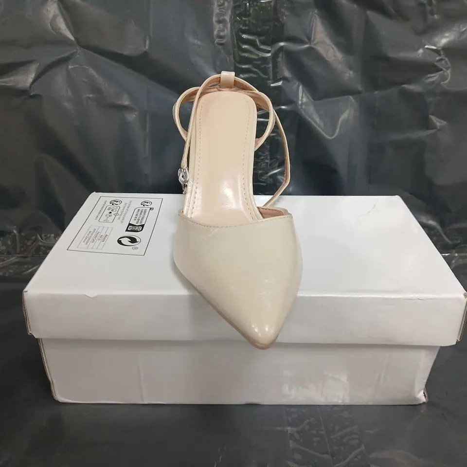 BOXED PAIR OF UNBRANDED POINTED TOE HEELED SHOES IN CREAM SIZE EU 40