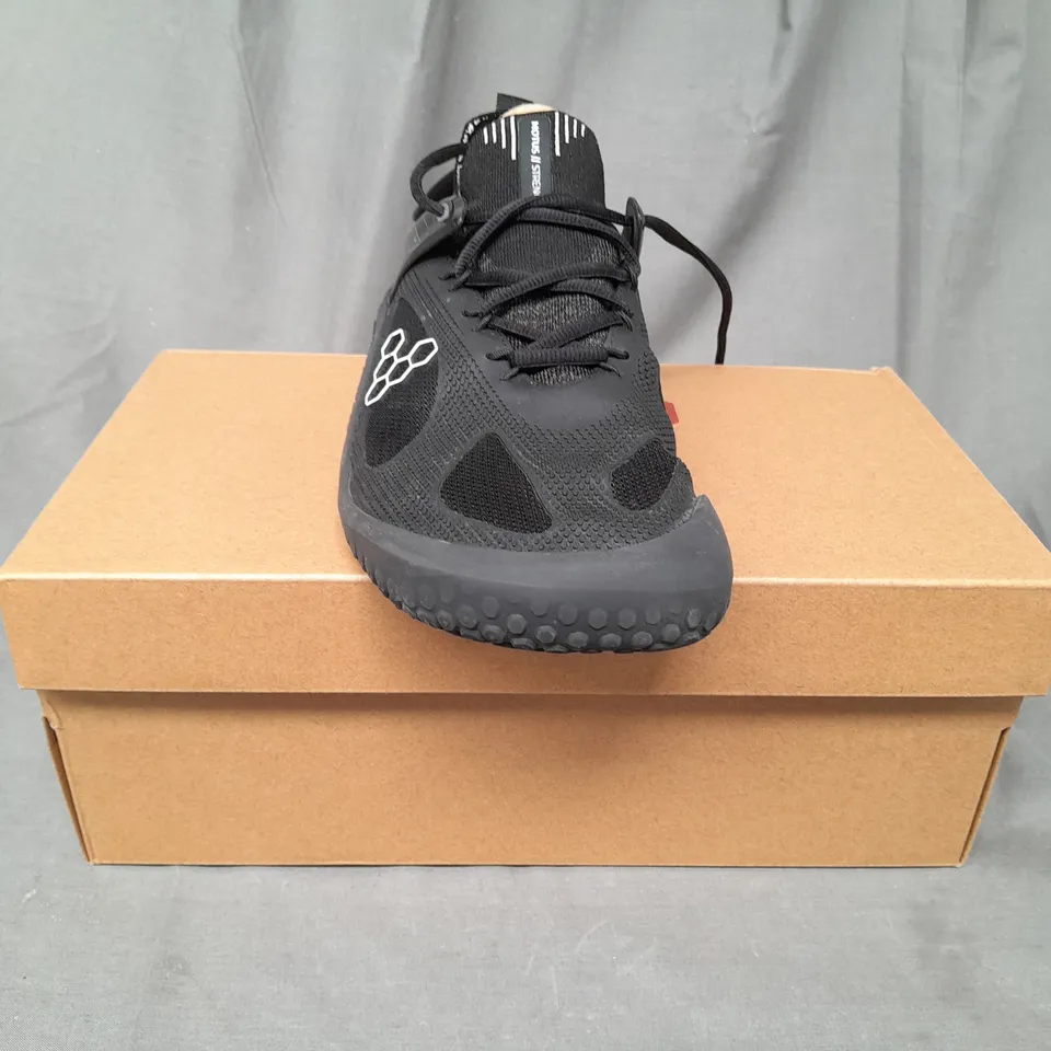 BOXED PAIR OF VIVOBAREFOOT MOTUS STRENGTH SHOES IN BLACK UK SIZE 7