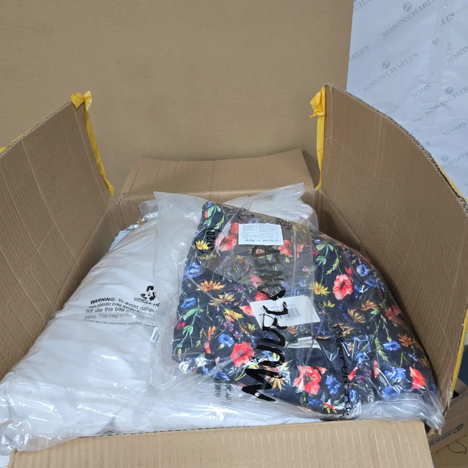 SET OF 2 CLOTHING ITEMS – FLORAL PRINT JOB LOT OF APPROXIMATLEY 7 ITE,MS INCLUDING A LEATHER BAG .