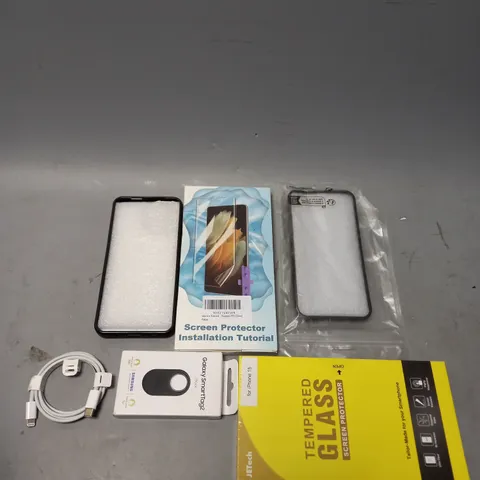 APPROXIMATELY 30 ASSORTED SMARTPHONE ACCESSORIES TO INCLUDE SCREEN PROTECTORS, CHARGING CABLES, PROTECTIVE CASES ETC