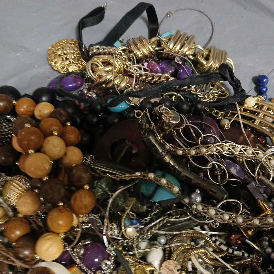 LOT OF ASSORTED JEWELLERY ITEMS