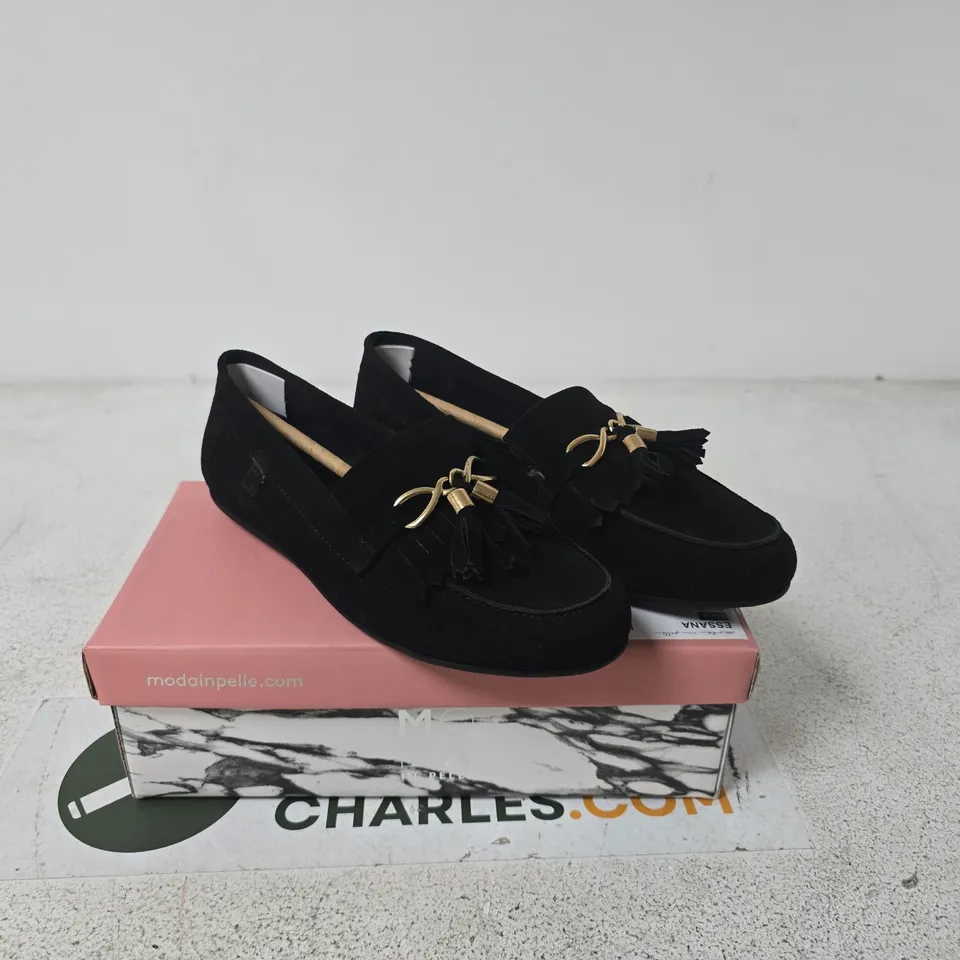 MODA IN PELLE ESSANA BLACK SUEDE CHAIN & TASSEL MOCCASINS – UK 6 (EU 39)