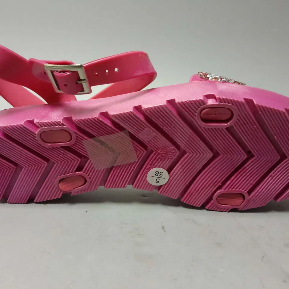 APPROXIMATELY 14 SAVANNAH COLLECTION OPEN TOE SANDALS IN PINK IN VARIOUS SIZES