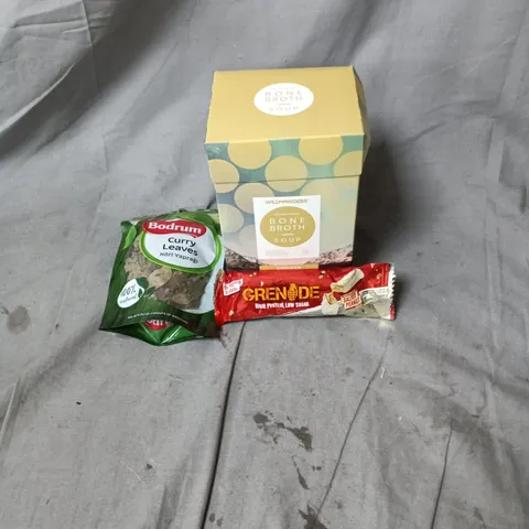 APPROXIMATELY 15 ASSORTED ITEMS OF FOOD AND DRINK INCLUDING WILLPOWDERS BONE BROTH SOUP 10X33G, BODRUM CURRY LEAVES SACHETS AND GRENADE WHITE CHOCOLATE SALTED PEANUT 60G BARS