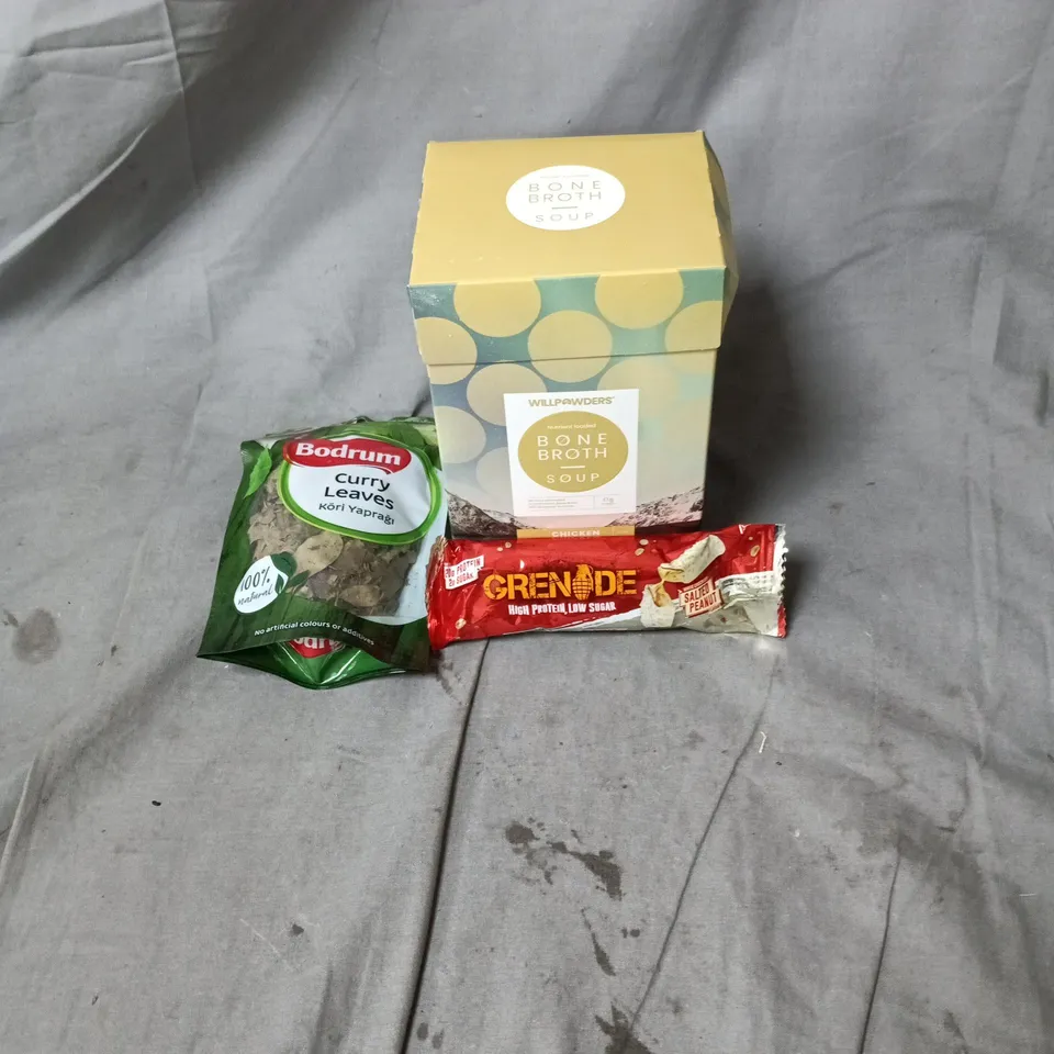 APPROXIMATELY 15 ASSORTED ITEMS OF FOOD AND DRINK INCLUDING WILLPOWDERS BONE BROTH SOUP 10X33G, BODRUM CURRY LEAVES SACHETS AND GRENADE WHITE CHOCOLATE SALTED PEANUT 60G BARS
