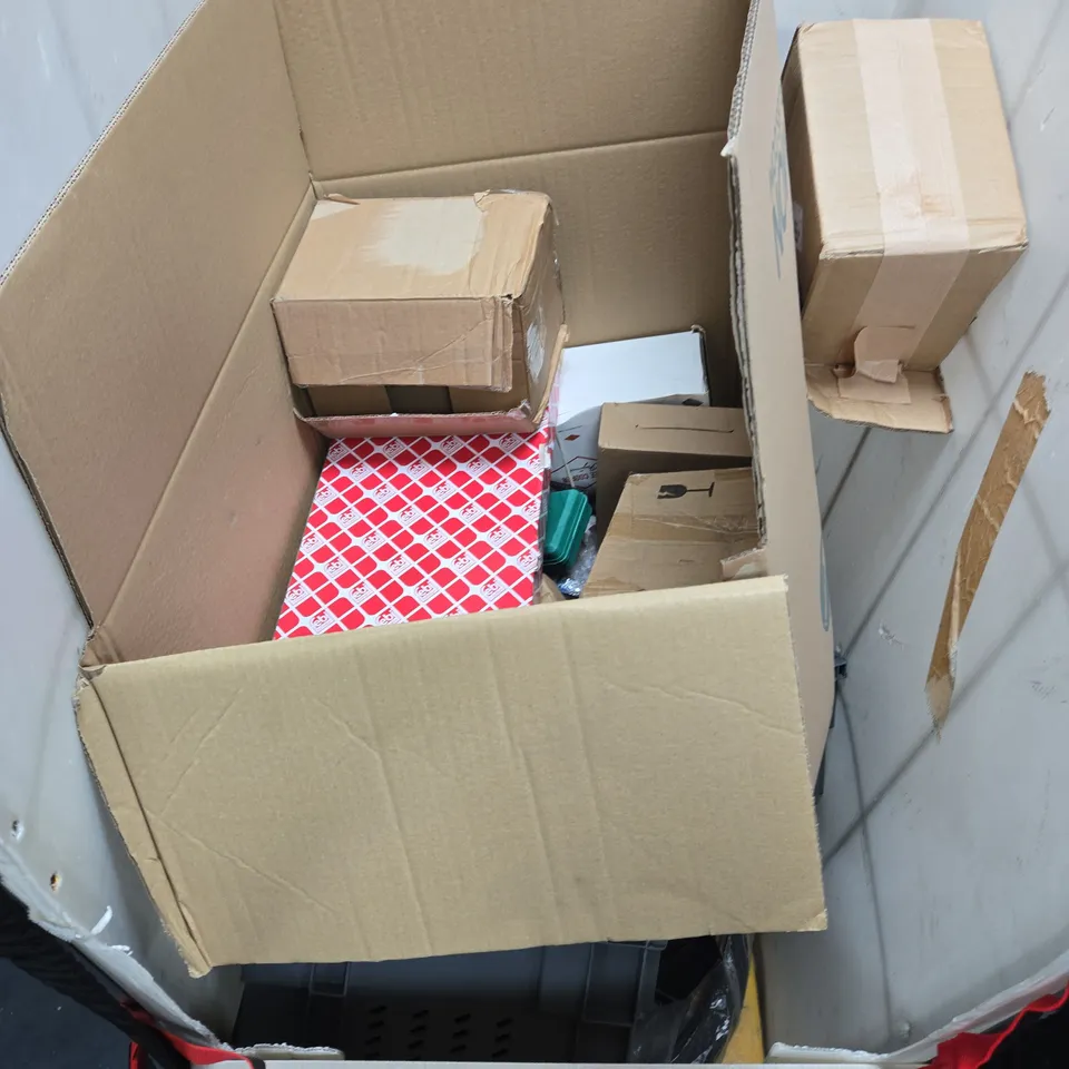 CAGE OF APPROXIMATELY 10 ASSORTED ITEMS TO INCLUDE A-SURE IN-CAR SCREEN, ETC - COLLECTION ONLY