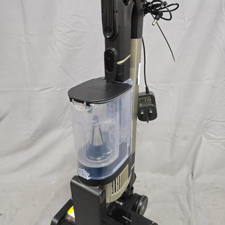 SHARK STRATOS CORDLESS VACUUM W/ ANTI HAIR WRAP & CLEAN SENSE IQ IZ400UKT