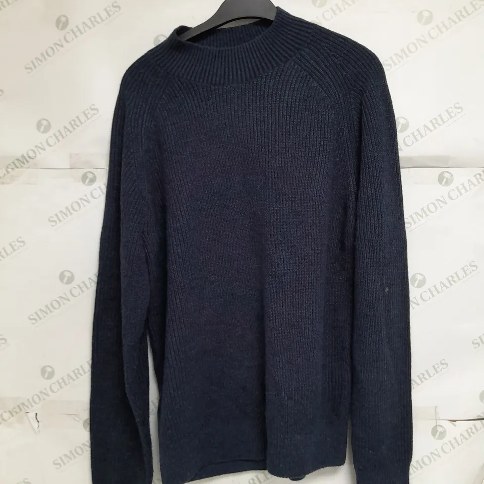 UNI QLO MEDIUM NAVY SWEATER 
