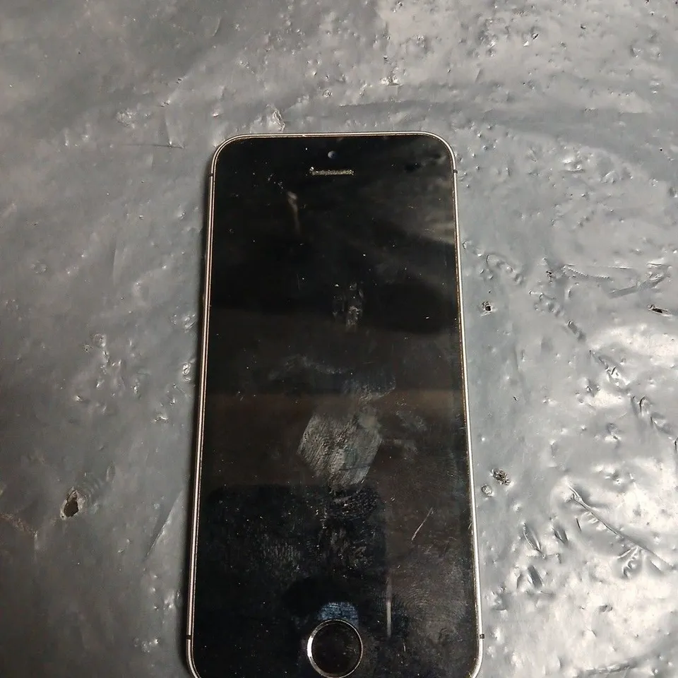 APPLE IPHONE SE (1ST GEN) SMARTPHONE – SILVER 