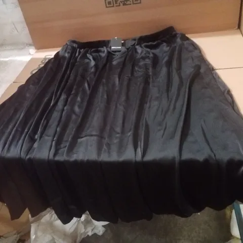 BOX CONTAINING APPROXIMATELY 11 BRAND NEW JD WILLIAMS BLACK BUBBLE HEM SKIRTS - SIZE 24