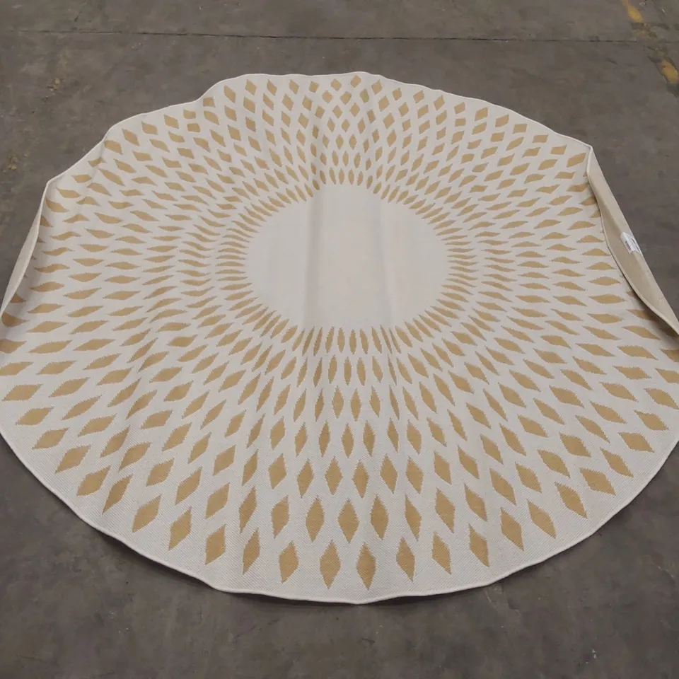 DIAMOND ILLUSION TUFTED INDOOR/OUTDOOR ROUND RUG // DIAMETER: 240cm