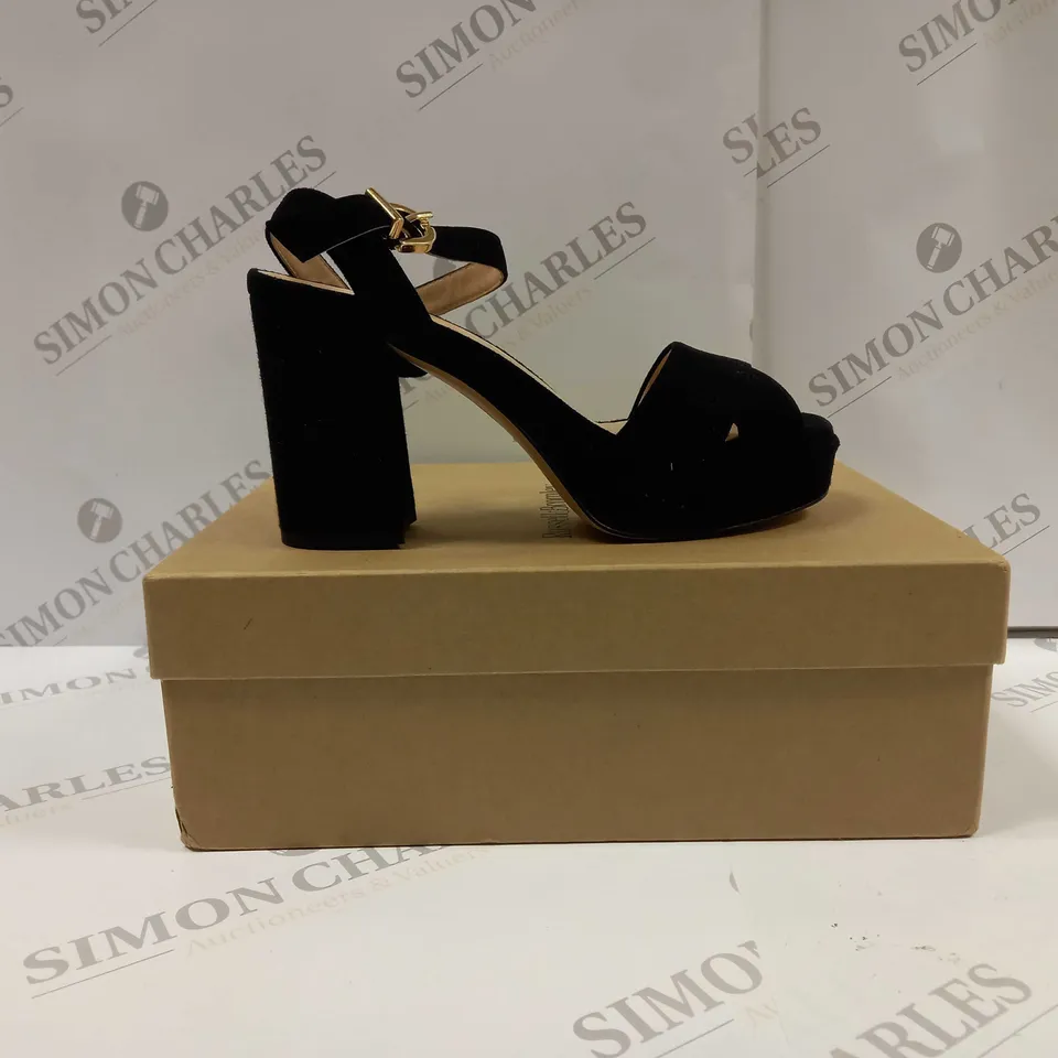 BOXED PAIR OF RUSSELL &  BROMLEY LONDON 432127 TOPFORM PLATFORM SANDALS IN BLACK UK SIZE 4