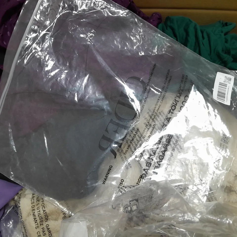 BOX OF APPROXIMATELY 22 ASSORTED CLOTHING ITEMS TO INCLUDE - SHORTS , T-SHIRT , JUMPER ETC