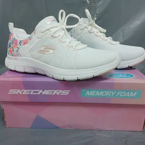 BOXED PAIR OF SKECHERS 4.0 LACE UP TRAINERS IN WHITE/FLORAL SIZE 8