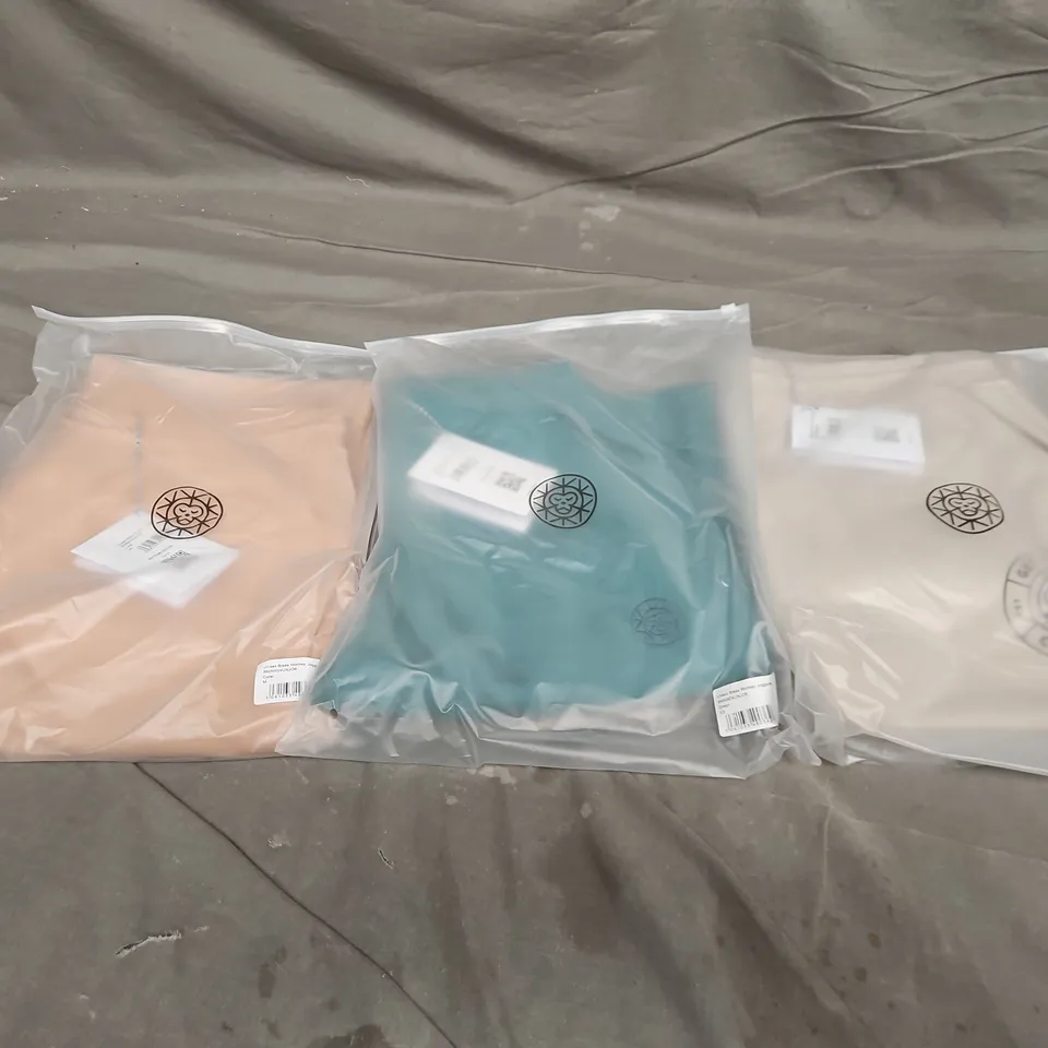 APPROXIMATELY 21 ASSORTED BAGGED CLOTHING ITEMS IN VARIOUS SIZES TO INCLUDE UNISEX GET YOUR COLD ON JOGGERS IN CLAY & UNISEX BRASS MONKEY JOGGERS IN GREEN/CORAL