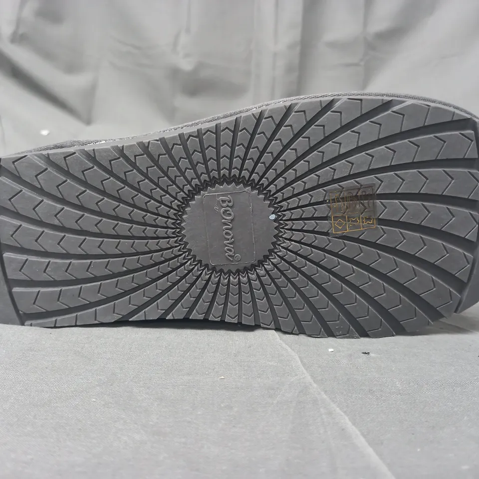 BOXED PAIR OF BONOVA BOOTS IN GREY SIZE 6 