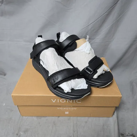 BOXED VIONIC WALK MAX SANDAL – BLACK, UK 7