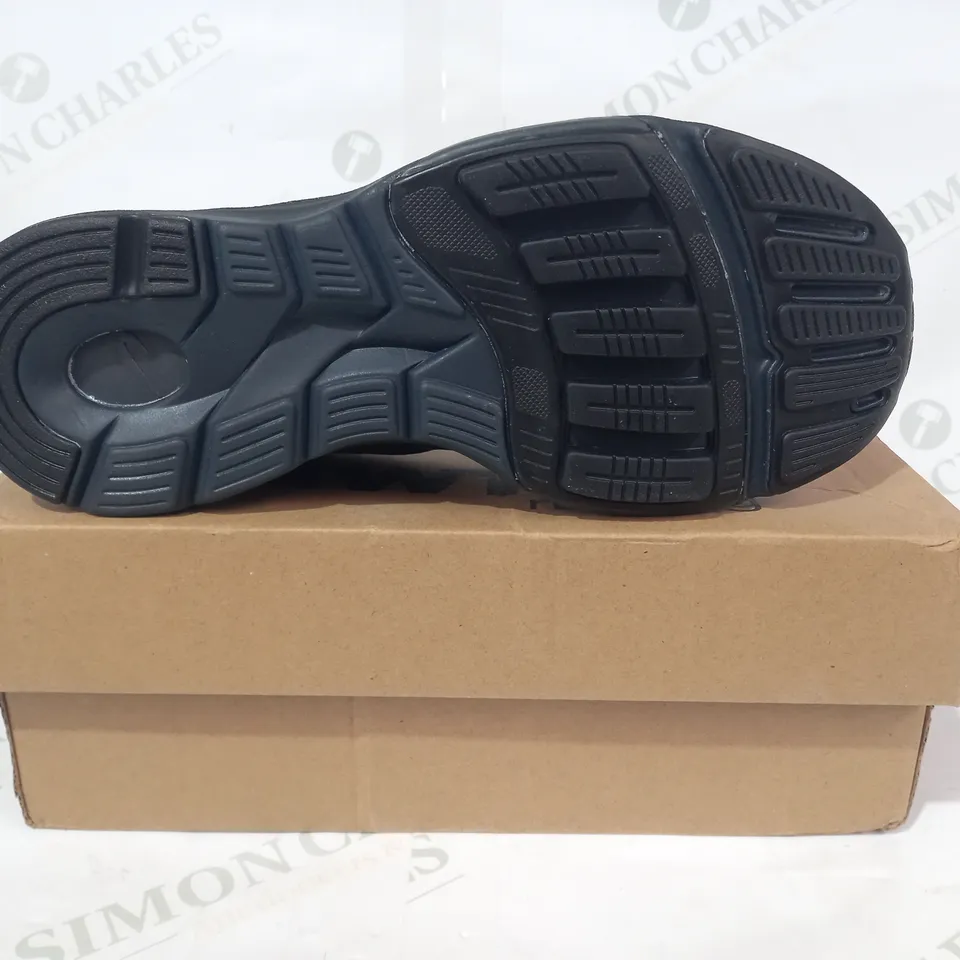 BOXED PAIR OF NEWTON RUNNING TRAINERS IN BLACK UK SIZE 6.5