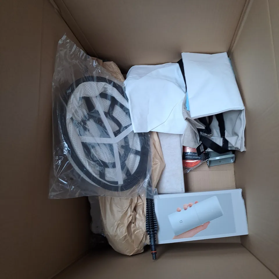 APPROXIMATELY 10 ASSORTED HOUSEHOLD PRODUCTS TO INCLUDE TOTE BAG, WALL BRACKET AND A GIFT BOX