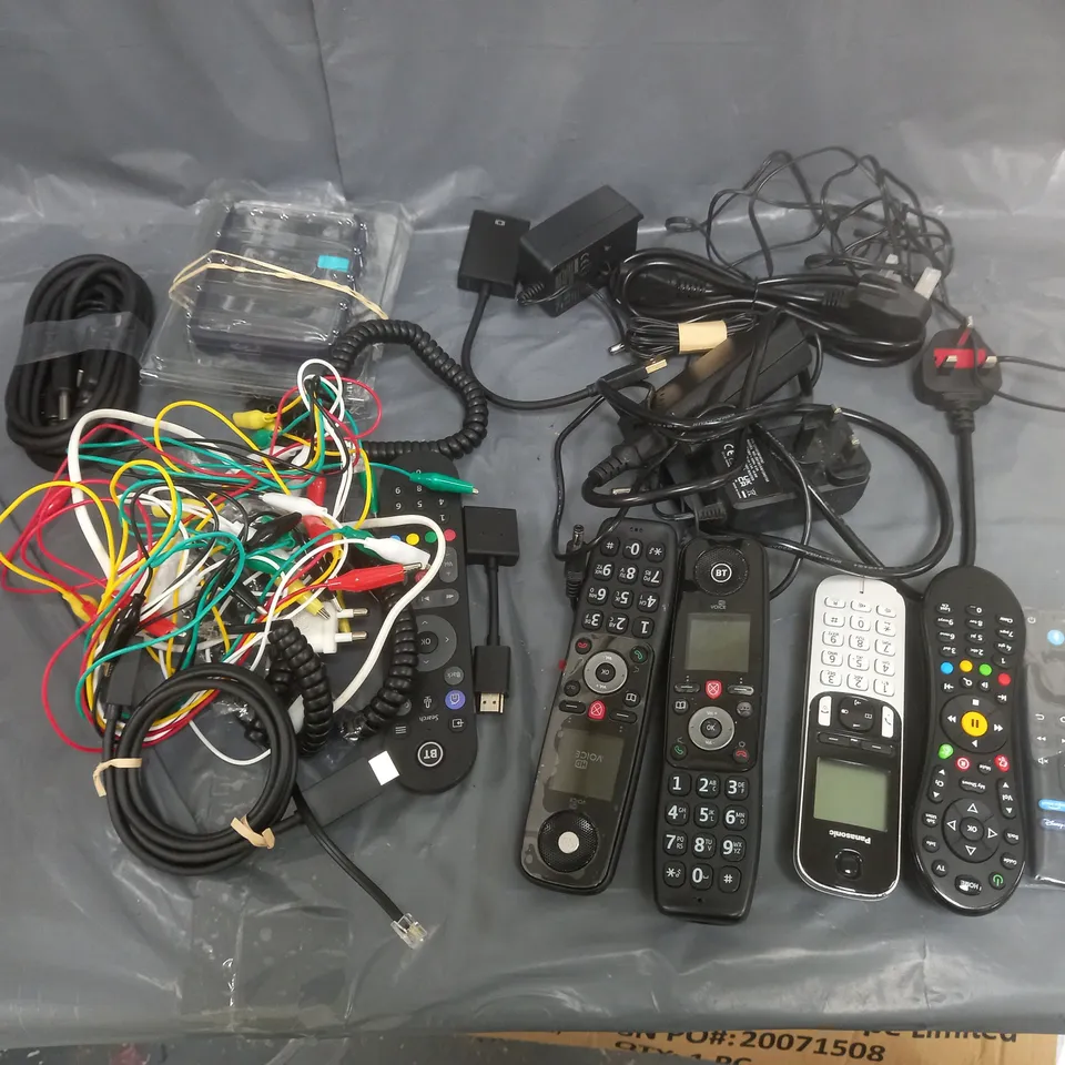 BOX OF APPROXIMATELY 8 ASSORTED ITEMS TO INCLUDE - REMOTES, HDMI CABLE, AND USB TO HDMI ADAPTER ETC. 