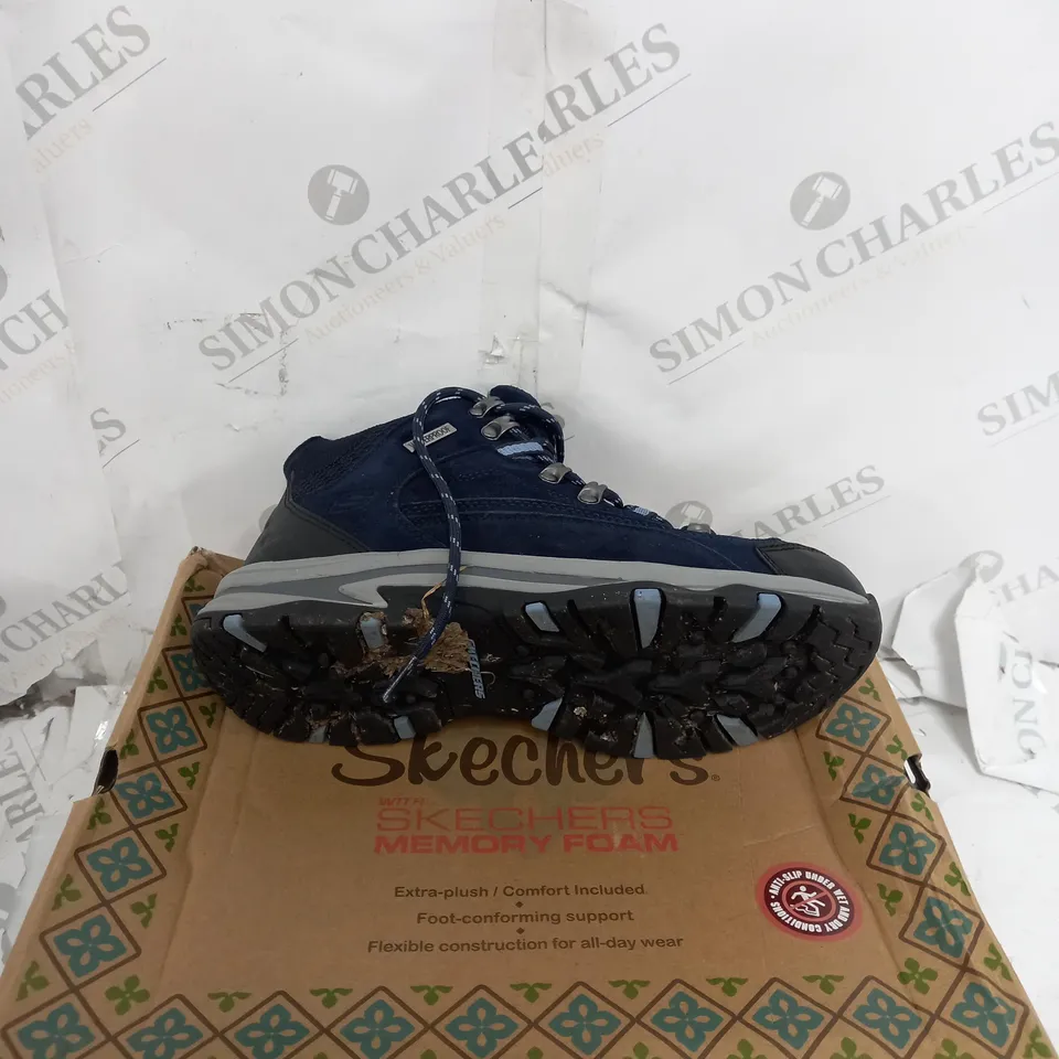 SKETCHERS MEMORY FOAM WATERPROOF BOOTS IN NAVY SIZE 4.5