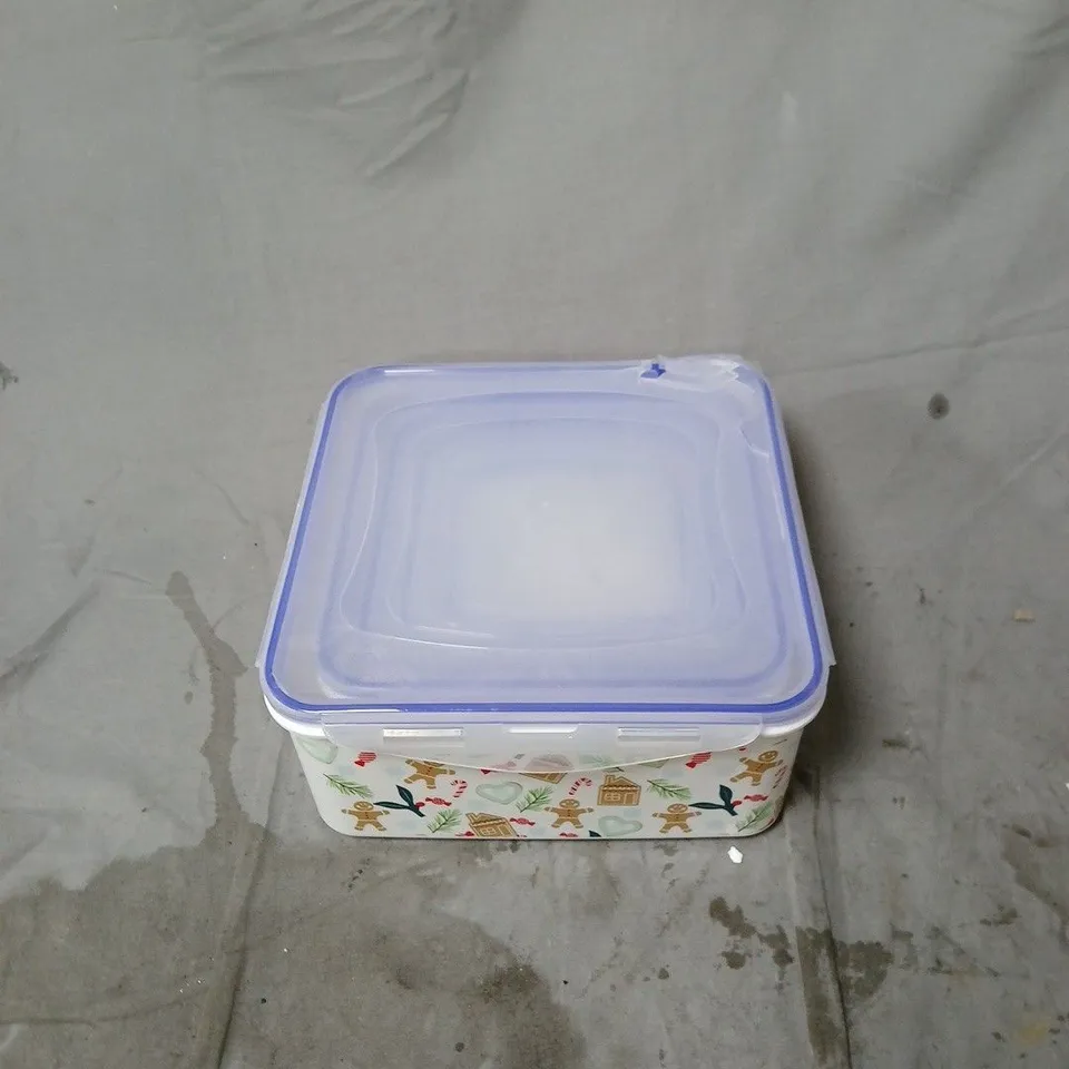 BOX OF APPROXIMATELY 10 ASSORTED ITEMS INCLUDING ELECTRIC CAN OPENER , SET OF REAL LOOK CANDLE LIGHTS AND GINGERBREAD MAN STORAGE CONTAINER 