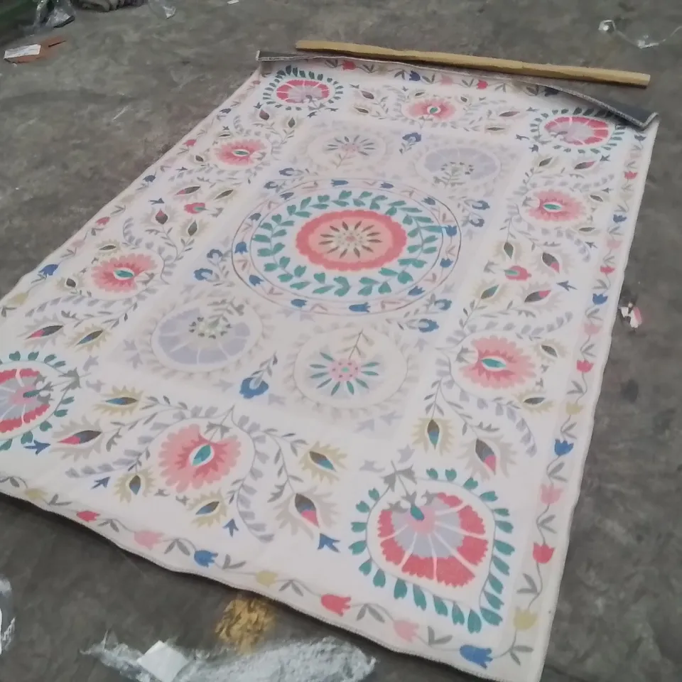 QUALITY DESIGNER AREA RUG - APPROXIMATELY 225X156CM