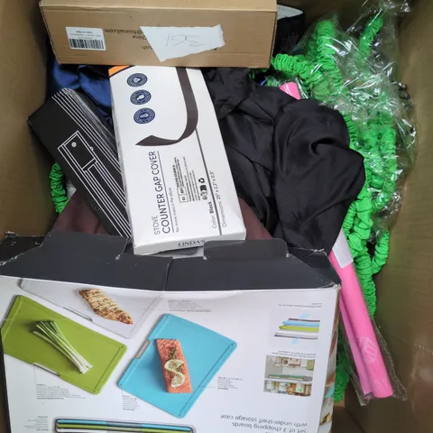 APPROXIMATELY 15 ASSORTED HOUSEHOLD PRODUCTS TO INCLUDE CHOPPING BOARDS SET, HOSE PIPE, GAP COVER ETC 