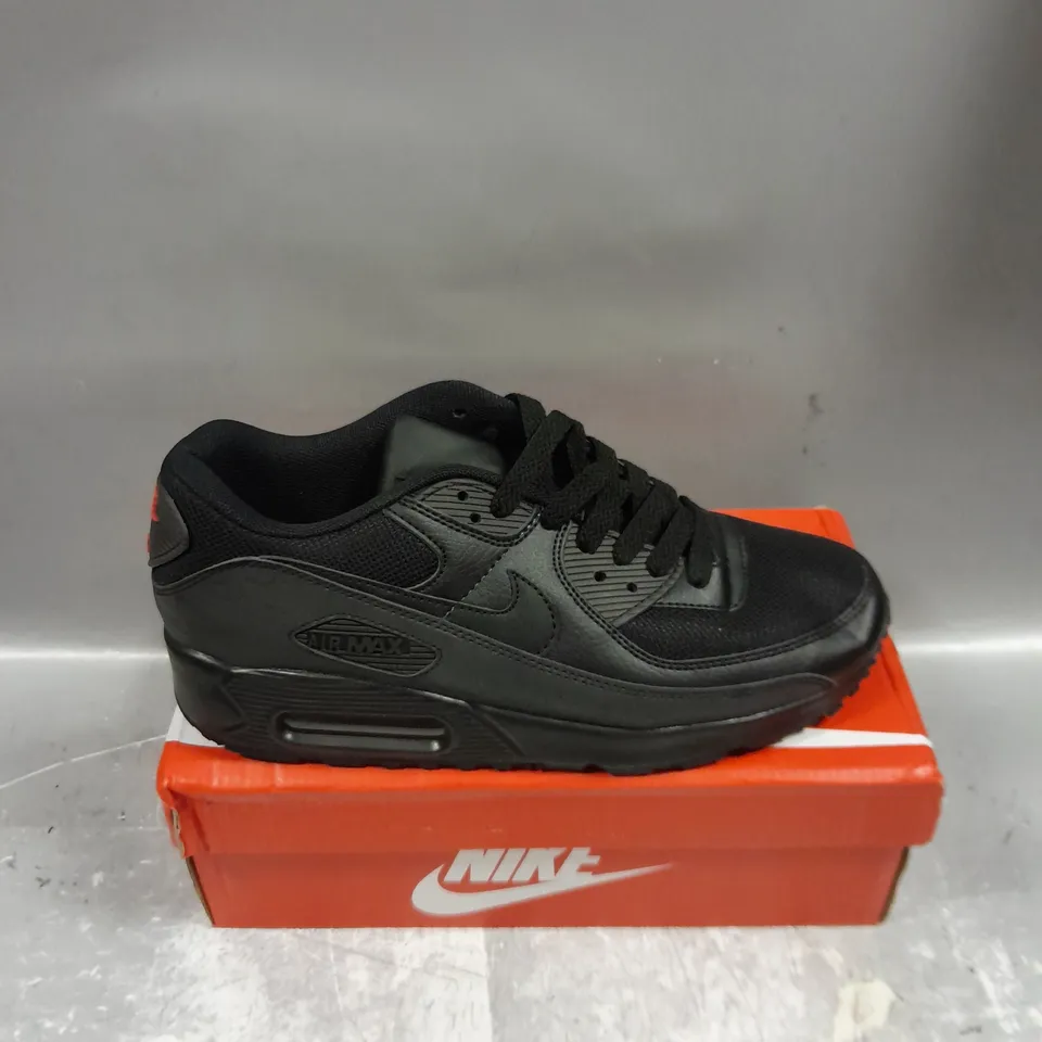 BOXED PAIR OF NIKE AIR MAX 90 TRAINERS IN BLACK SIZE UK 8