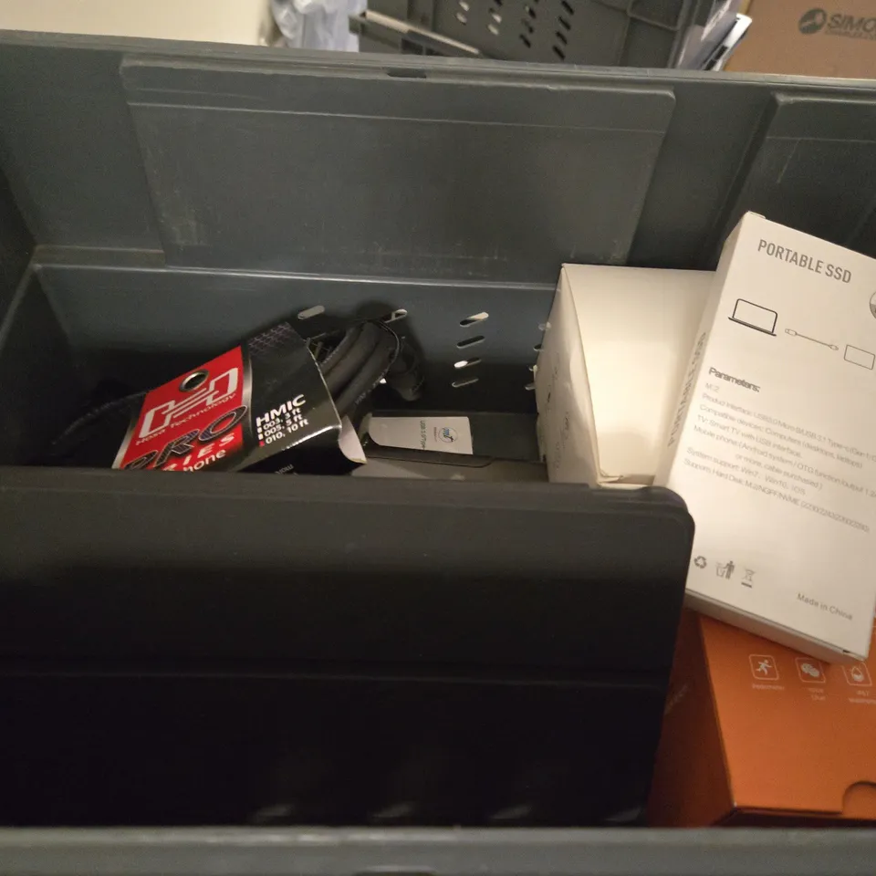 TOTE OF APPROXIMATELY 8 ASSORTED ITEMS TO INCLUDE - FIREANGLE SMOKE ALARM , POD EXPERIENCE KIT , TECKNET MOUSE ETC