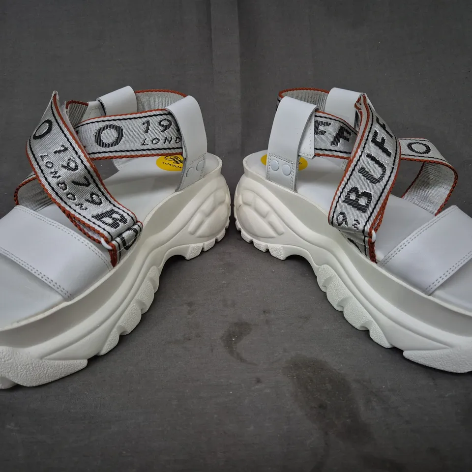 BRAND NEW BOXED PAIR OF BUFFALO LONDON CHUNKY OPEN TOE PLATFORM SANDALS IN WHITE/SILVER UK SIZE 5.5