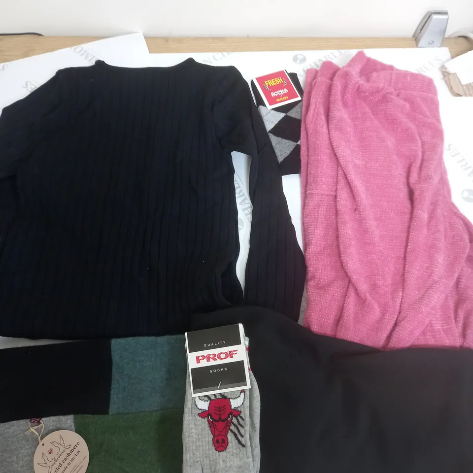 BOX OF APPROXIMATELY 25 ASSORTED CLOTHING ITEMS TO INCUDE - SOCKS , JUMPERS , T-SHIRTS , TROUSERS ECT 