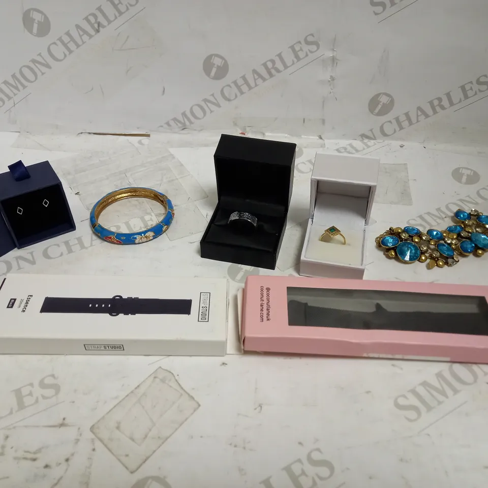 LOT OF APPROXIMATELY 20 JEWELLERY ITEMS, TO INCLUDE EARRINGS, NECKLACES, ETC