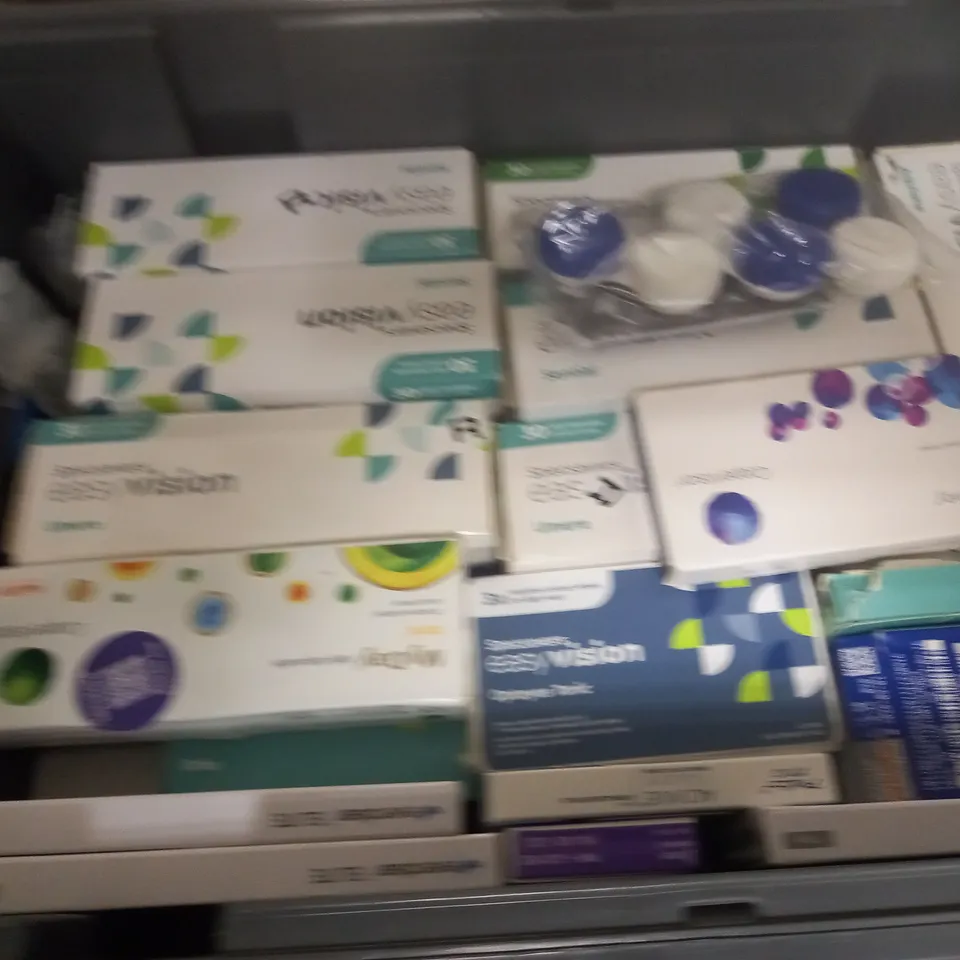 LOT OF ASSORTED EYE CARE ITEMS TO INCLUDE SPECSAVERS, ACUVUE AND DAILIES