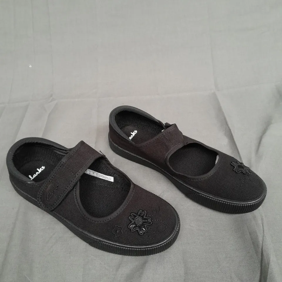 BOXED HOPPER GO CLARK PUMPS IN BLACK SIZE UK 2 1/2