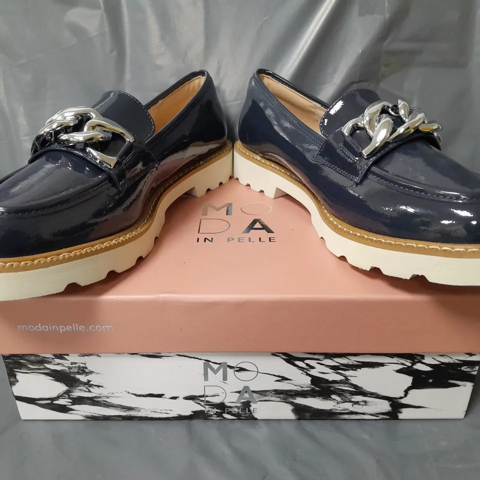 BOXED PAIR OF MODA IN PELLE CHUNKY LOAFERS IN NAVY W. SILVER EFFECT CHAIN SIZE 6