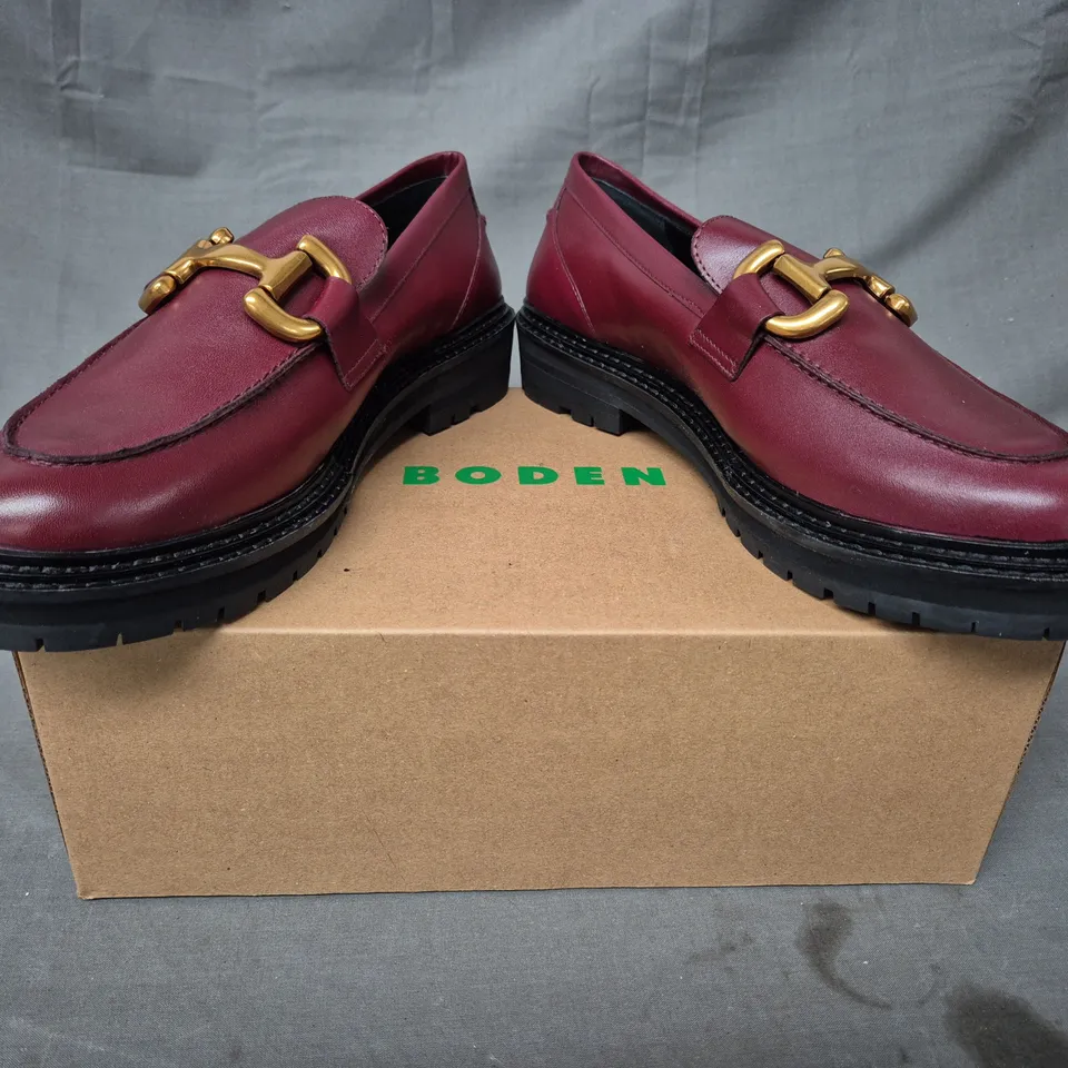 BOXED PAIR OF BODEN LOAFERS IN BURGUNDY W. GOLD EFFECT DETAIL EU SIZE 42