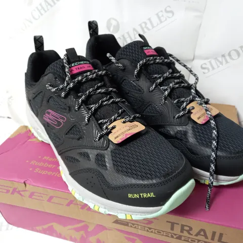 BOXED SKECHERS PURE ESCAPE TRAINERS, BLACK/MINT SIZE 8