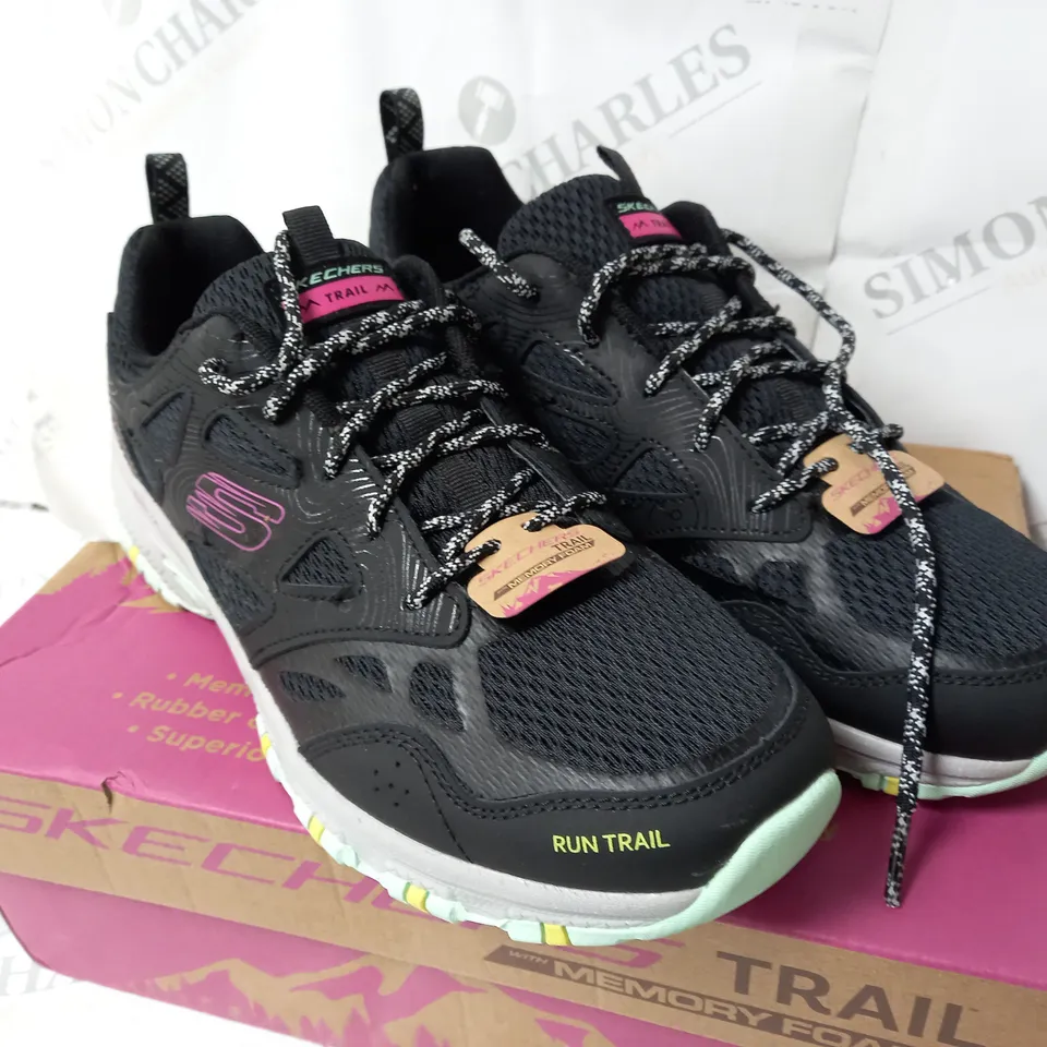 BOXED SKECHERS PURE ESCAPE TRAINERS, BLACK/MINT SIZE 8