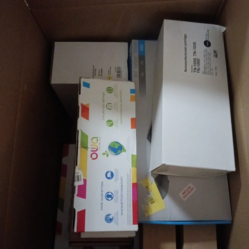 BOX OF APPROXIMATELY 12 ASSORTED ITEMS TO INCLUDE HP 230 MOUSE AND KEYBOARD COMBOS AND PRINTER CARTRIDGES