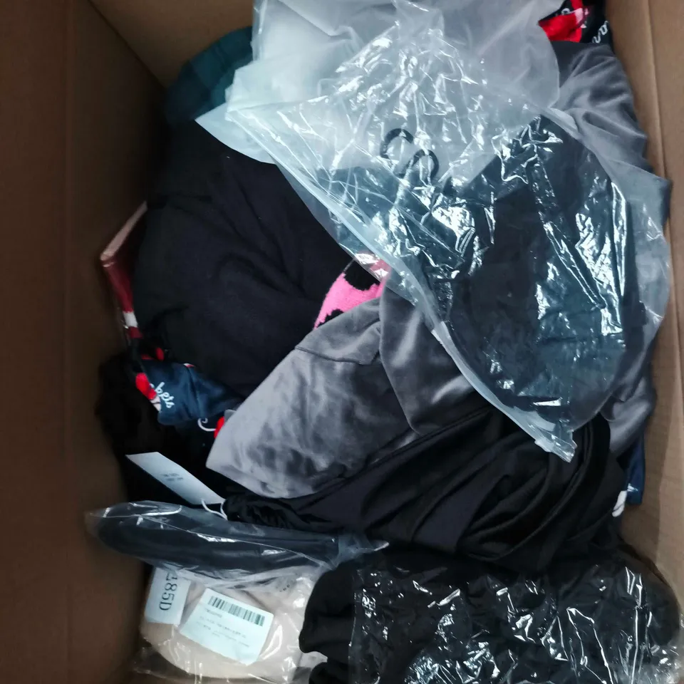 APPROXIMATELY 25 ASSORTED CLOTHING PRODUCTS IN VARIOUS STYLES & SIZES TO INCLUDE JUMPERS, T-SHIRTS, DRESSES ETC