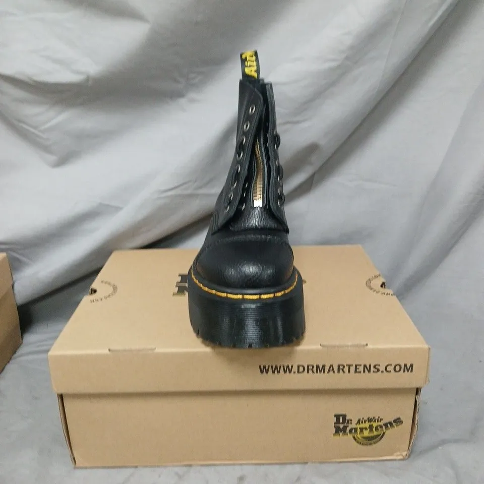 DR. MARTENS BLACK LEATHER BOOTS WITH YELLOW STITCHING AND AIRWAIR PULL TAB SIZE 6