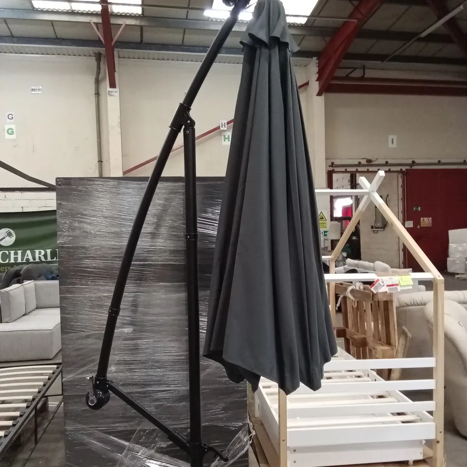 LARGE OUTDOOR PARASOL WITH BASE