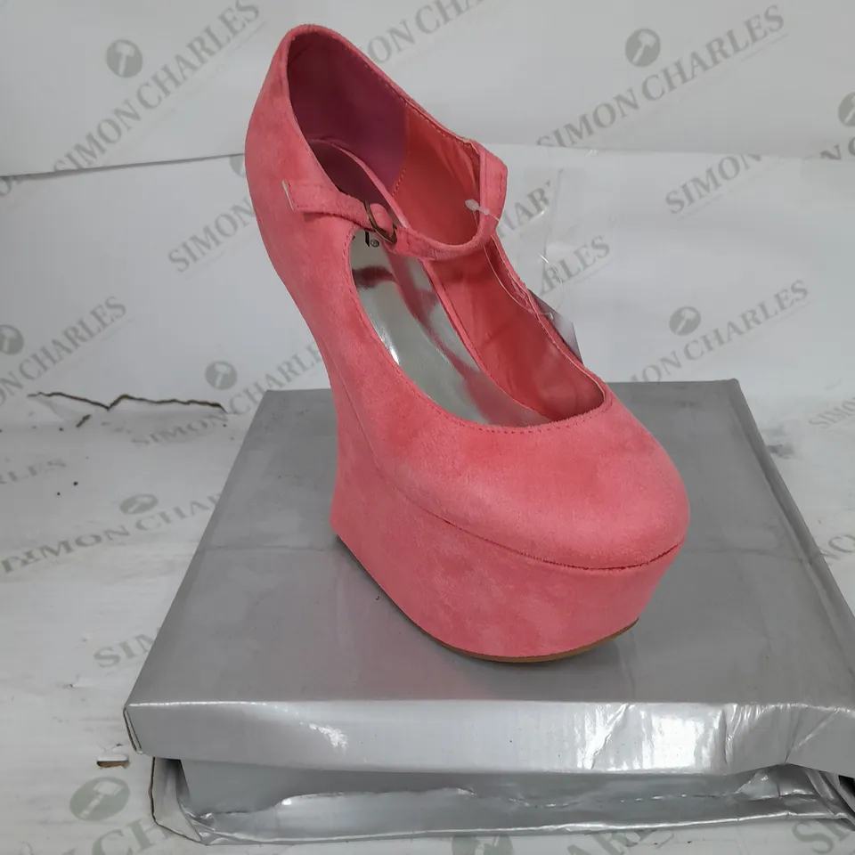 BOXED PAIR OF CASANDRA PLATFORM STRAP SHOE IN PINK SUED SIZE 5